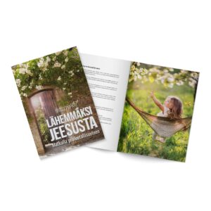 Lähemmäksi Jeesusta -kirja on pehmeäkantinen ja sisältää runsaasti kauniita kuvia ja Raamatunkohtia.