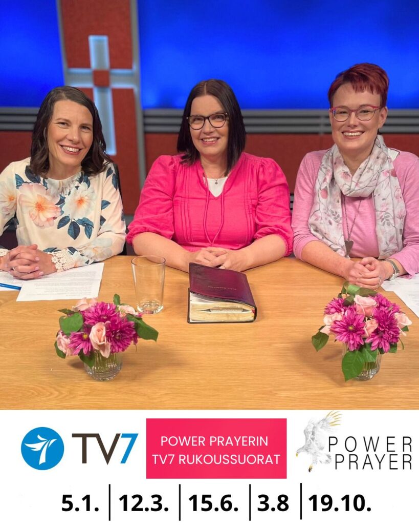 Kuvassa kolme naista pöydän takana valmiina rukoilemaan